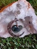 Pendentif coeur labradorite sur la lune créée par Magic Gaïa