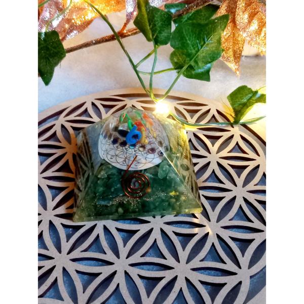 Pyramide orgonite aventurine verte fleur de vie