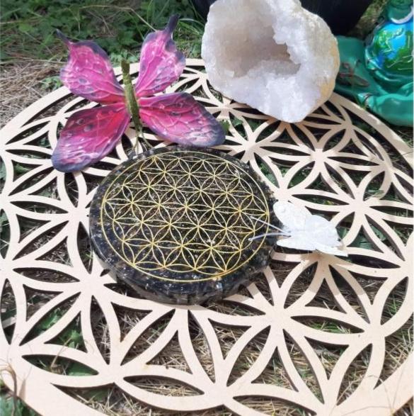 Plateau de rechargement en orgonite obsidienne noire fleur de vie ( 10 cm )